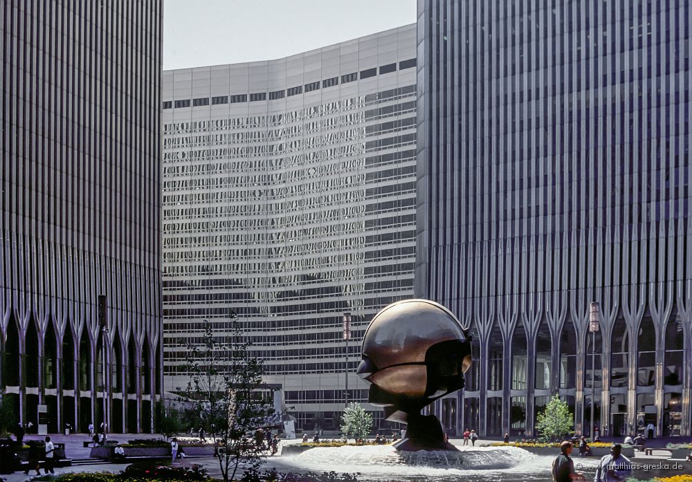 MSG_20160517155859_Mag032_00044 resized.jpg - Das Titelbild - Große Kugelkaryatide, umgangssprachlich "The Sphere"